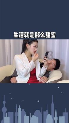 巩俐和替身的合影，两人几乎一模一样，这谁能分清她俩谁是谁？
